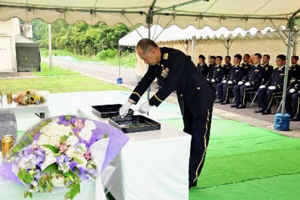陸上自衛隊日野基本射撃場で開かれた追悼式で献花する坂本克好1佐=14日午前、岐阜市(陸自第10師団第35普通科連隊提供)