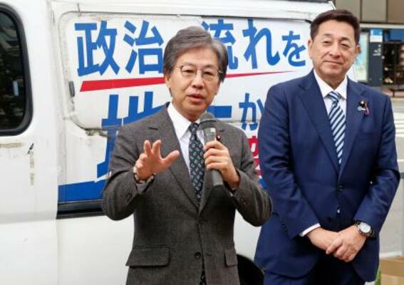 　街頭演説する立憲民主党の安住幹事長（左）＝３日午後、ＪＲ博多駅前