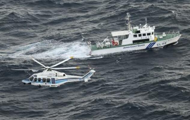 　米軍オスプレイの事故現場海域で捜索を続ける海上保安庁の巡視艇とヘリコプター＝２０２３年１１月３０日、鹿児島県・屋久島沖（共同通信社ヘリから）