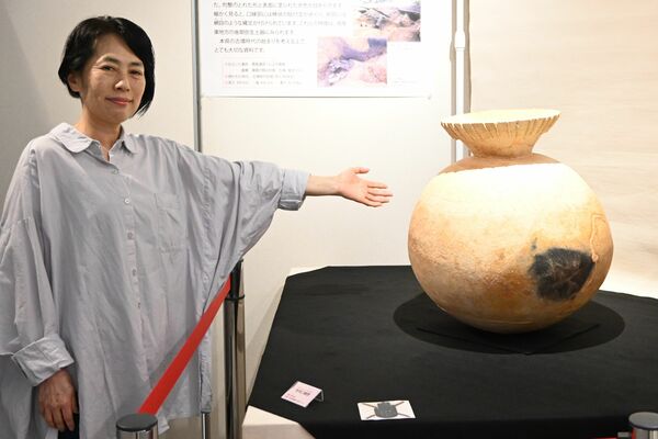 秋・冬の企画展の来場を呼びかける篠原さん