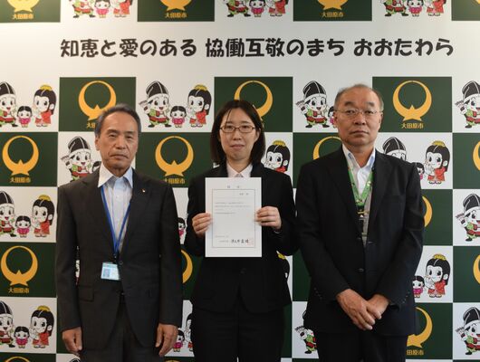 辞令を受け取った浅倉さん（中央）