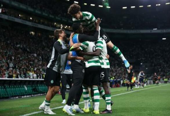 　ポルトガル１部リーグのサンタクララ戦でゴールを喜ぶスポルティングの選手たち＝３日、リスボン（ロイター＝共同）