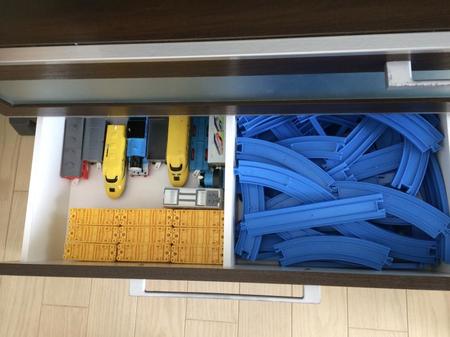 テレビ台の引き出しもおもちゃ入れに活用しよう