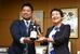 大平産ブドウを使ったワインの輸出を大川市長に報告した岩崎さん（左）