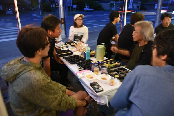 さまざまな酒とおいしい料理を前に語り合う参加者＝６月６日、宇都宮市