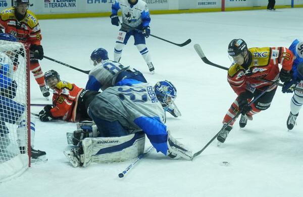 ゴール前で競り合うＦＷ大津（右）ら＝９月23日の安養戦、日光霧降アイスアリーナ