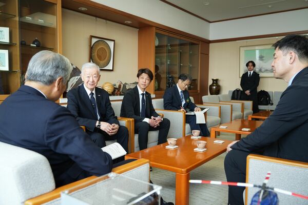 福田知事に今季の報告をするセルジオ越後シニアディレクター（左から２人目）ら＝県庁