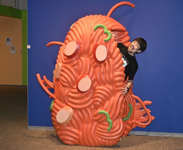 アニメーション作品「ナポリタンの夜」のオブジェと、キューライスさん＝東京都内