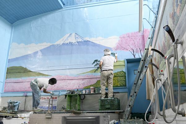 以前より一回り大きく描かれた男湯の富士山