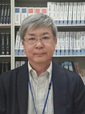 　都内でインタビューに答える中居孝文氏（共同）