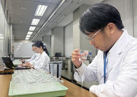 清酒の風味を確認する大阪国税局の職員ら=18日午後、大阪市中央区
