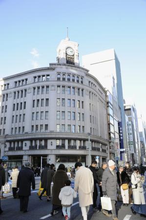 　家族連れや買い物客でにぎわう中央通り＝東京都中央区