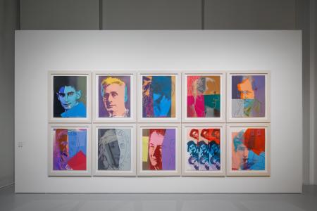 　アンディ・ウォーホル「２０世紀のユダヤ人１０人の肖像」（１９８０年）、エスパス　ルイ・ヴィトン東京での展示風景＝２０２５年（（Ｃ）Ｔｈｅ　Ａｎｄｙ　Ｗａｒｈｏｌ　Ｆｏｕｎｄａｔｉｏｎ　ｆｏｒ　ｔｈｅ　Ｖｉｓｕａｌ　Ａｒｔｓ，Ｉｎｃ．／Ｌｉｃｅｎｓｅｄ　ｂｙ　Ａｄａｇｐ，Ｐａｒｉｓ　２０２５　Ｃｏｕｒｔｅｓｙ　ｏｆ　ｔｈｅ　Ｆｏｎｄａｔｉｏｎ　Ｌｏｕｉｓ　Ｖｕｉｔｔｏｎ，Ｐａｒｉｓ　Ｐｈｏｔｏ　ｃｒｅｄｉｔｓ：Ｊ☆（アキュートアクセント付きＥ小文字）ｒ☆（アキュートアクセント付きＥ小文字）ｍｉｅ　Ｓｏｕｔｅｙｒａｔ／Ｌｏｕｉｓ　Ｖｕｉｔｔｏｎ）
