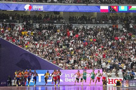 東京2025世界陸上の最終日、男子400mリレー決勝で力走する選手らとスタンドを埋める大勢の観客=9月21日午後9時21分、国立競技場