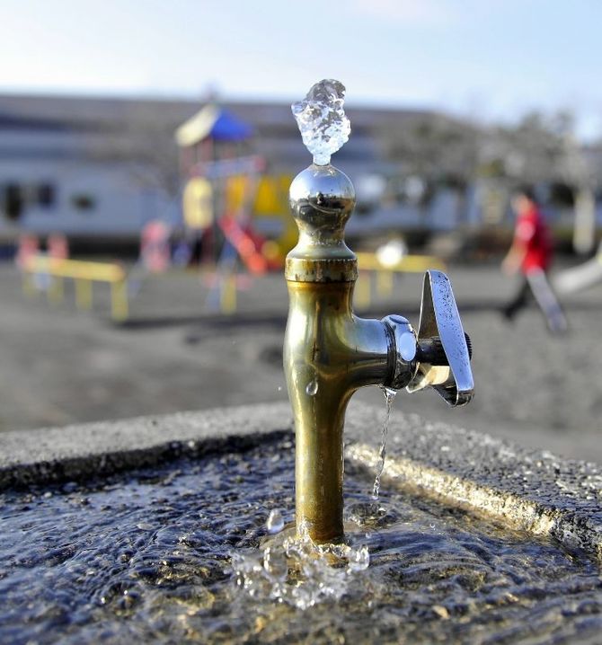 家に飲み物がなく、佑樹君たちは近くの公園で水を飲まざるを得ないこともあった=3月下旬