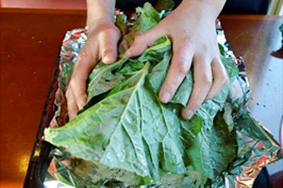 葉物野菜で丸鶏を包む