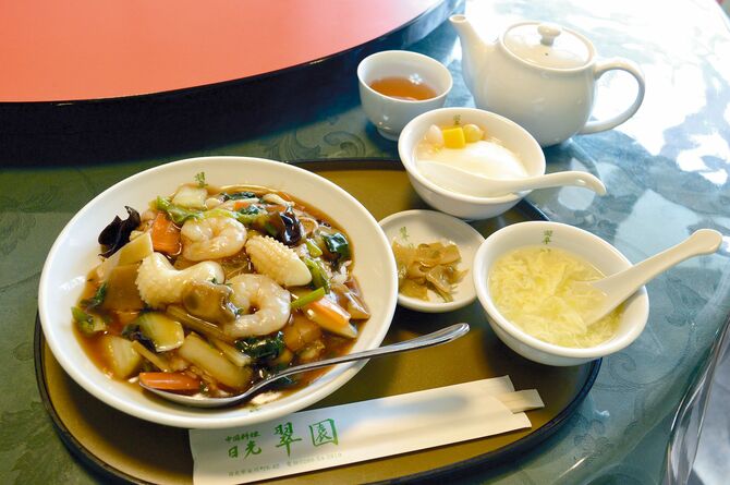 中華丼定食（1150円）。プーアール茶がポットで提供されるのもうれしいところ