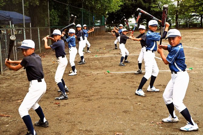 中学での活躍を目指して練習に励む植野君(右前)とチームメイト