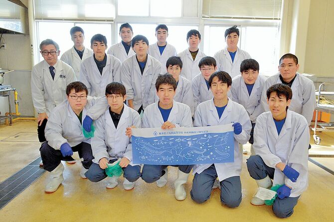馬頭高水産科３年の生徒たちと青木教諭（前から２列目左端）