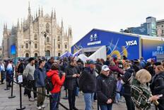 五輪ストア、「高いけど」盛況