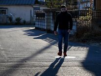 ＜１＞期待の若手社員、かつては息潜めるような生活　「普通じゃない」も諦…