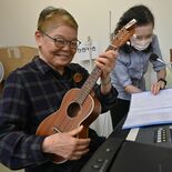 「ＤＪハタノ」は人気者　上三川小で前校長と音楽番組
