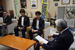 栃木ＳＣ主将ら知事に今季報告