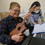 「ＤＪハタノ」は人気者　上三川小で前校長と音楽番組