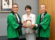 首相に高級静岡メロン贈呈