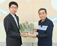 暑い夏ニラみ給食用に３０キロ