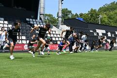 サッカー選手と全力疾走