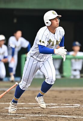２回、青藍泰斗の野原が右前に適時打を放つ