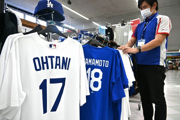 スポーツ用品店に並ぶ米大リーグ、ドジャースの大谷翔平や山本由伸のグッズ＝31日午後、宇都宮市細谷町