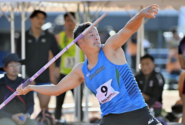 陸上成年男子やり投げ決勝　79メートル19で優勝した小椋（エイジェック）の投てき＝佐賀市の佐賀県ＳＡＧＡサンライズパーク陸上競技場