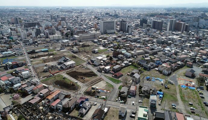 区画整理が進む小幡・清住地区。清住町通り沿いに更地が広がる＝30日午後１時30分、宇都宮市清住１丁目、ドローンから