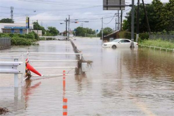 　大雨により冠水した熊本市の道路＝８月１１日