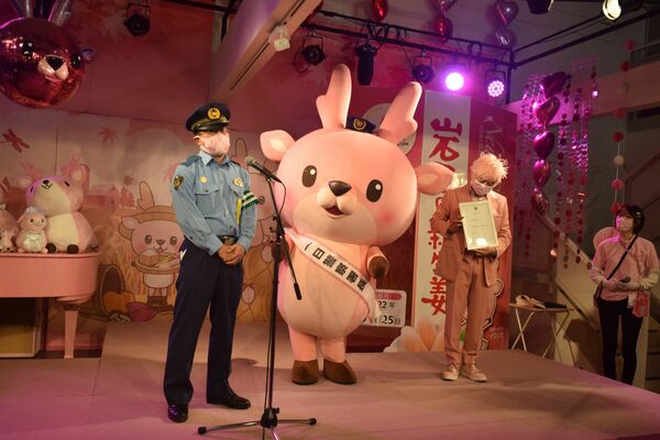 一日警察署長に委嘱された「イワシカ」