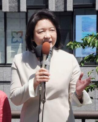 　街頭演説する公明党の竹谷代表＝２日午前、東京都立川市