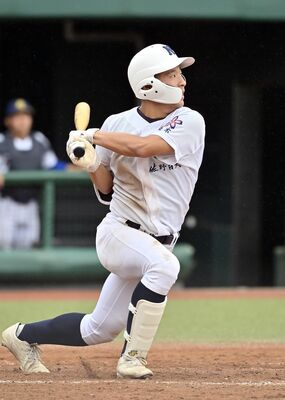準々決勝の健大高崎戦で２安打３打点と気を吐いた佐野日大の井上＝川崎市の等々力球場