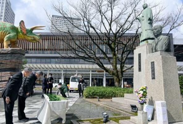 　二・二六事件の発生から９０年となり、松尾伝蔵大佐の胸像前で開かれた献花祭＝７日午前、福井市