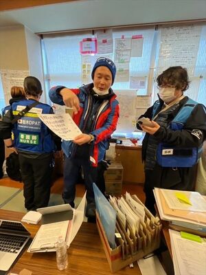 珠洲市内の指揮所で岩手県の医師（右）に現地の状況を説明する関口院長（大平下病院提供）