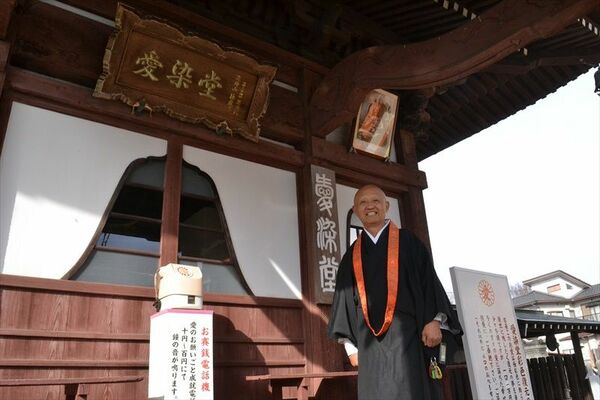修復する予定の愛染堂と源田住職