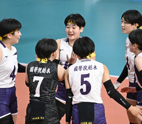 第１セット、失点直後、仲間に声をかける国学栃木の主将・星（中央）＝東京体育館、森田大地撮影