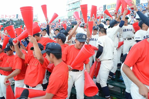 ８回、文星付ナインの逆転劇に沸く一塁側アルプススタンド＝11日午後、甲子園球場