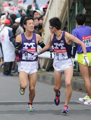 １区で区間３位と好走した明大の横手（左）＝２０１５年１月２日、横浜市