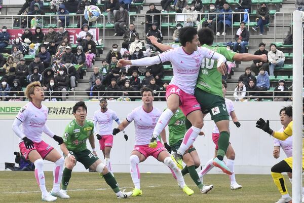 前半、自陣ゴール前で守備をする栃木シティのMF下田(手前)ら=青森県八戸市のプライフーズスタジアム