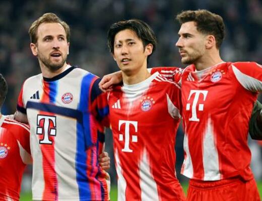 スポルティングに勝利したバイエルン・ミュンヘンの伊藤(中央)=ミュンヘン(共同)