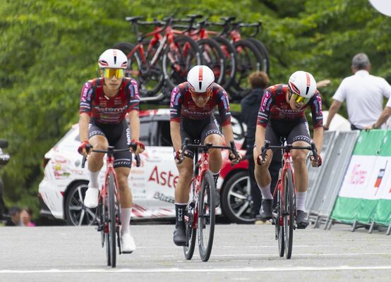 チームタイムトライアルで4位となったブリッツェンの選手たち=長野県大鹿村