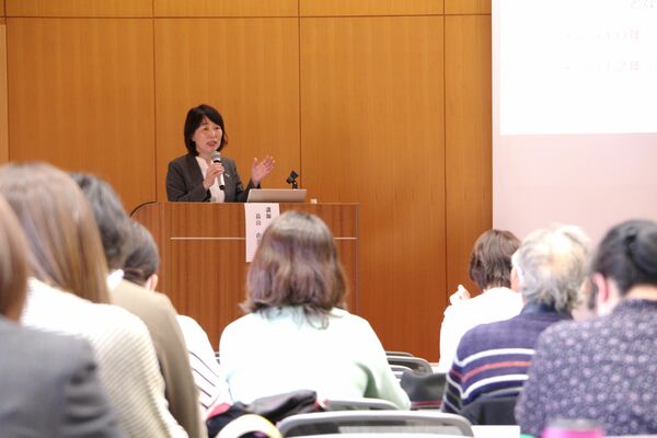 子どもの「第３の居場所」について講演する畠山さん＝30日午後２時10分、宇都宮市本町