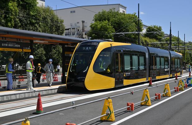 試運転するＬＲＴの車両＝27日午後、芳賀町